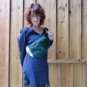 Banane velours ras vert sapin et fleurs bleues