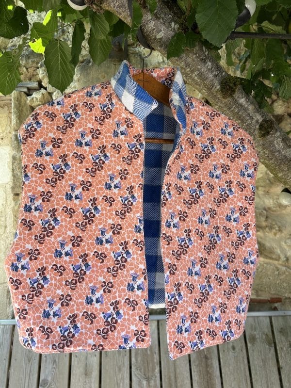VESTE JEANNE MATELASSÉE FLEURS ET CARREAUX SANS MANCHE – Image 4