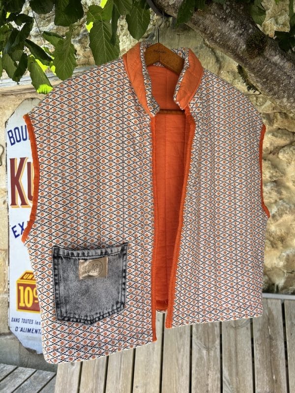 VESTE JEANNE MATELASSÉE ORANGE ET GRISE SANS MANCHE