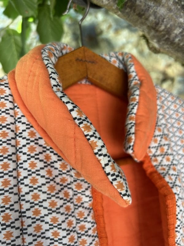 VESTE JEANNE MATELASSÉE ORANGE ET GRISE SANS MANCHE – Image 2