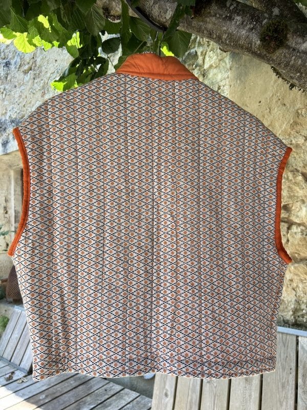 VESTE JEANNE MATELASSÉE ORANGE ET GRISE SANS MANCHE – Image 4