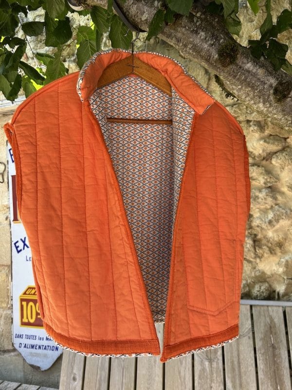 VESTE JEANNE MATELASSÉE ORANGE ET GRISE SANS MANCHE – Image 5