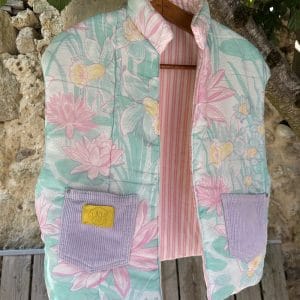 VESTE JEANNE MATELASSÉE FLEURS ET RAYURES SANS MANCHE