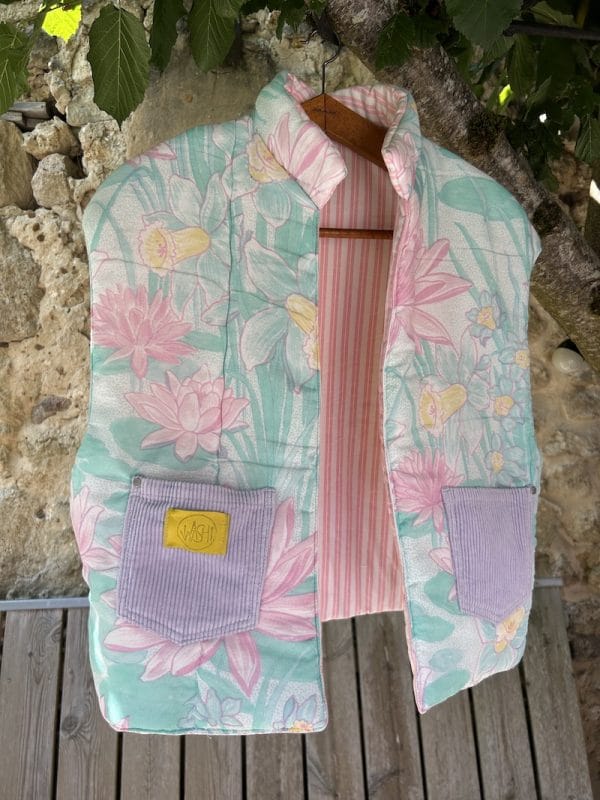 VESTE JEANNE MATELASSÉE FLEURS ET RAYURES SANS MANCHE