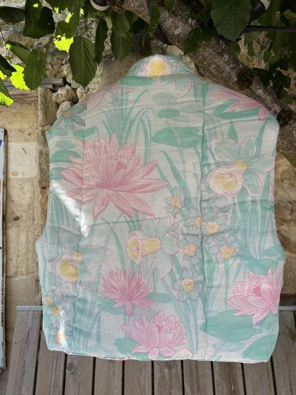 VESTE JEANNE MATELASSÉE FLEURS ET RAYURES SANS MANCHE – Image 4