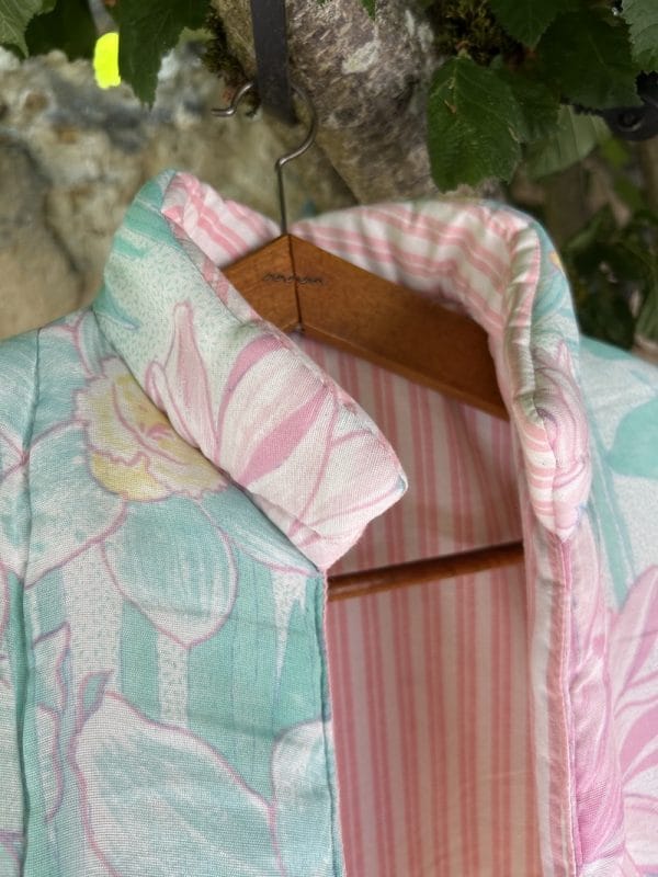 VESTE JEANNE MATELASSÉE FLEURS ET RAYURES SANS MANCHE – Image 2