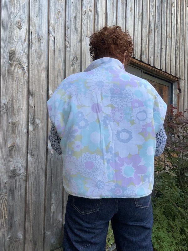VESTE JEANNE MATELASSÉE FLEURS ET PIEDS DE POULE SANS MANCHE – Image 5