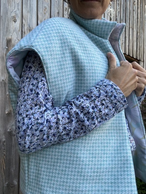 VESTE JEANNE MATELASSÉE FLEURS ET PIEDS DE POULE SANS MANCHE – Image 6