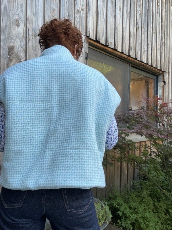 VESTE JEANNE MATELASSÉE FLEURS ET PIEDS DE POULE SANS MANCHE – Image 7