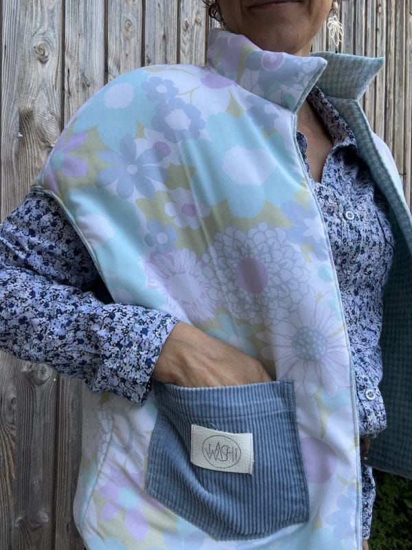 VESTE JEANNE MATELASSÉE FLEURS ET PIEDS DE POULE SANS MANCHE – Image 2
