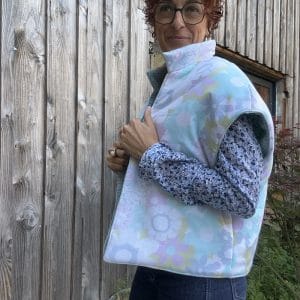 VESTE JEANNE MATELASSÉE FLEURS ET PIEDS DE POULE SANS MANCHE
