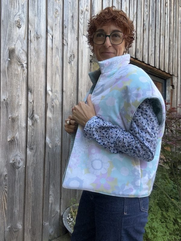 VESTE JEANNE MATELASSÉE FLEURS ET PIEDS DE POULE SANS MANCHE