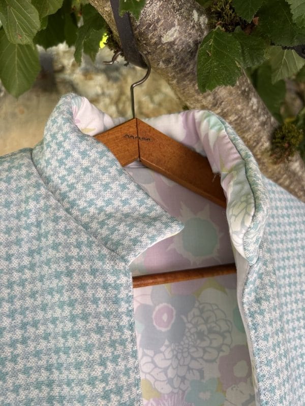 VESTE JEANNE MATELASSÉE FLEURS ET PIEDS DE POULE SANS MANCHE – Image 8